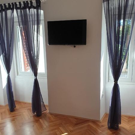 Apartman P-E Pula Zewnętrze zdjęcie